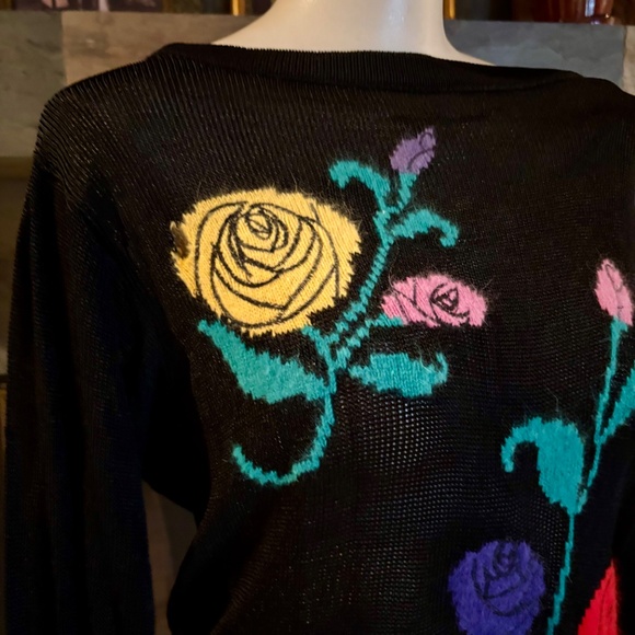 80s Mondi Floral Embroidered Red Yellow Stylized Roses Slinky Sweater 38 M - Picture 3 of 5